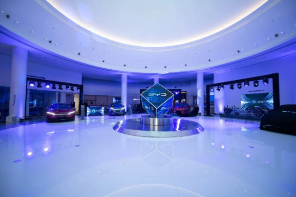 比亚迪展示新汉车型，迪拜展厅打造科技与艺术融合之美