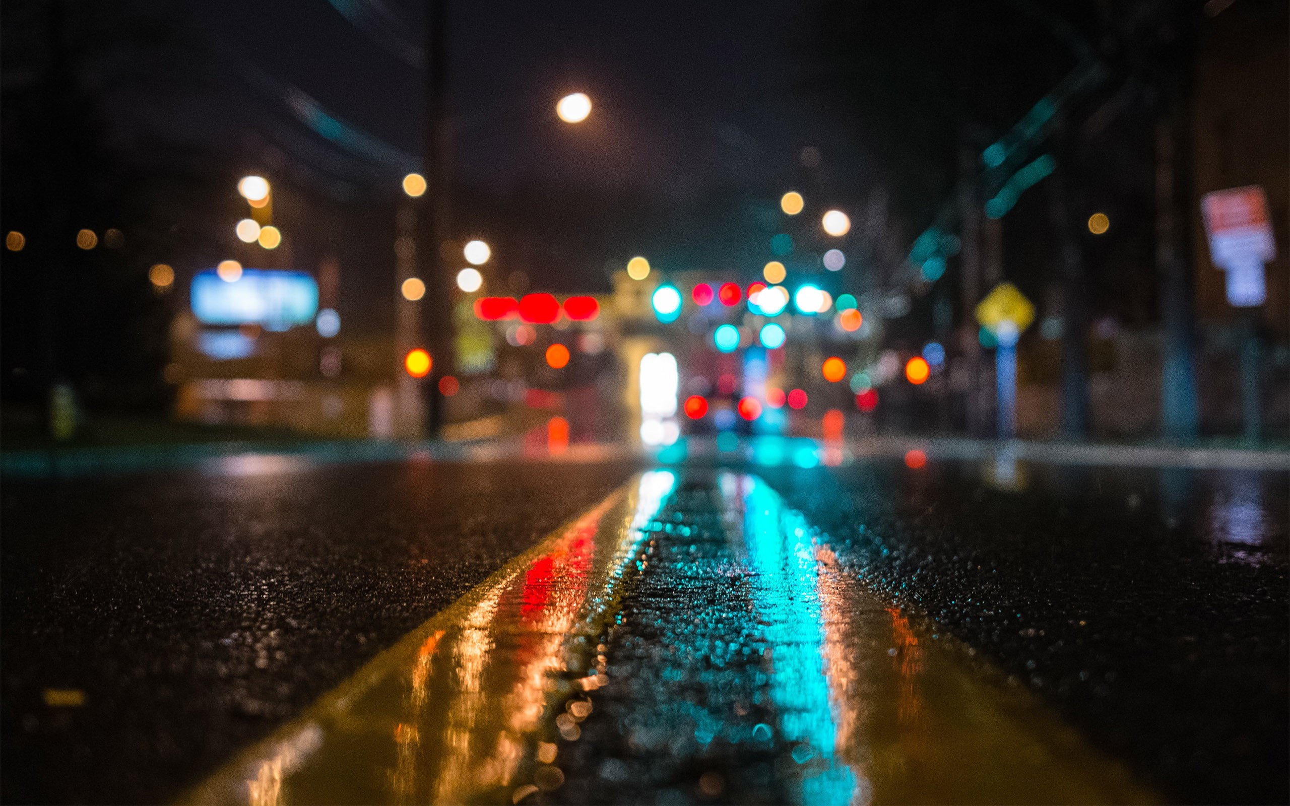 雨后夜晚的街道图片